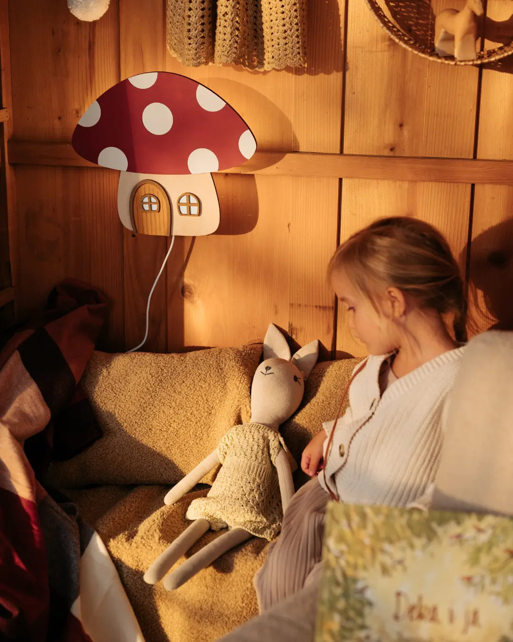 Pilzförmige Wandlampe aus Holz fürs Kinderzimmer