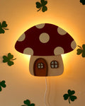 Pilzförmige Wandlampe aus Holz fürs Kinderzimmer